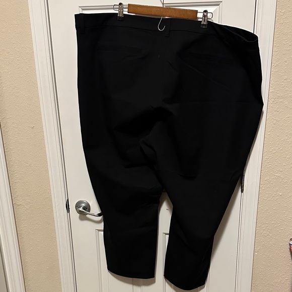 Old Navy Women's Black Cropped Pants - Picture 5 of 5